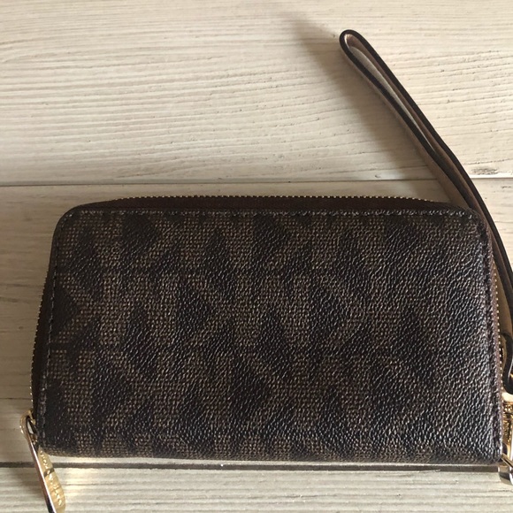 Mk iPhone 5 michael kors wristlet jet set small brown tan preowned condition - Picture 5 of 6